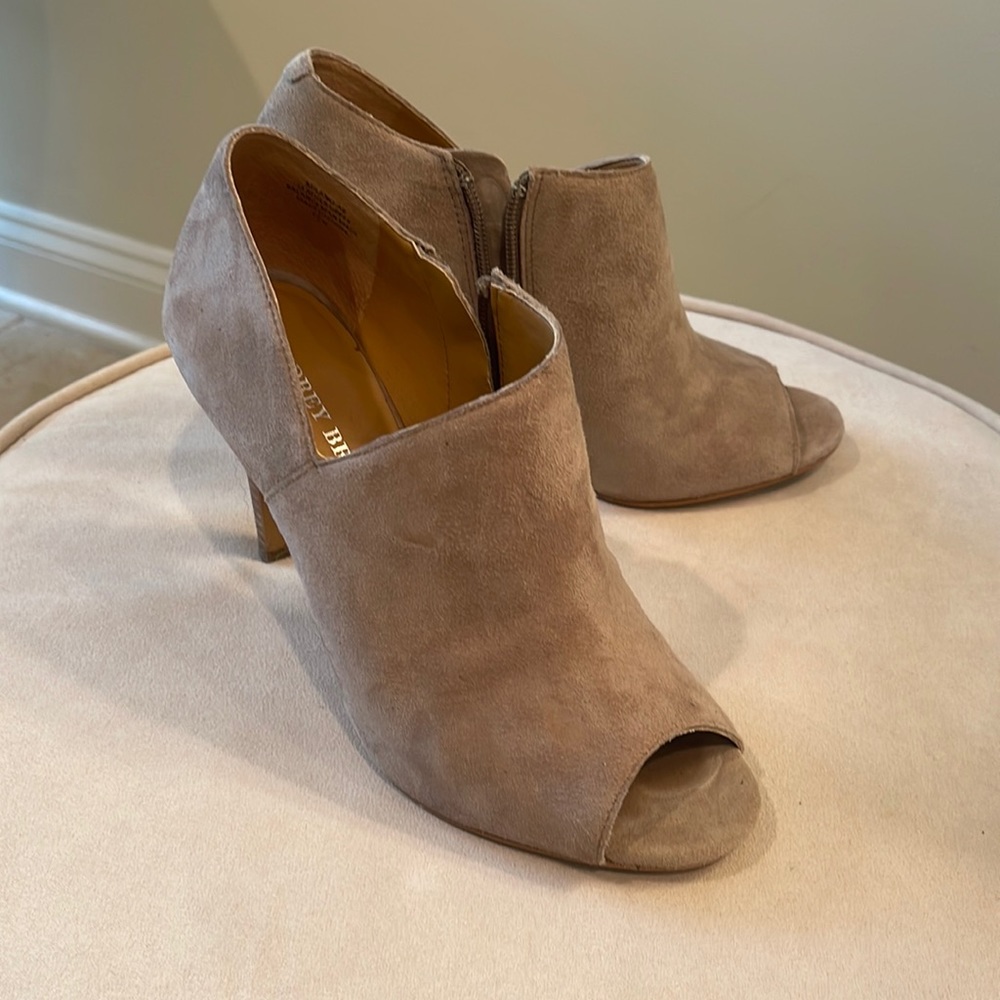 Audrey Brooke tan suede pumps